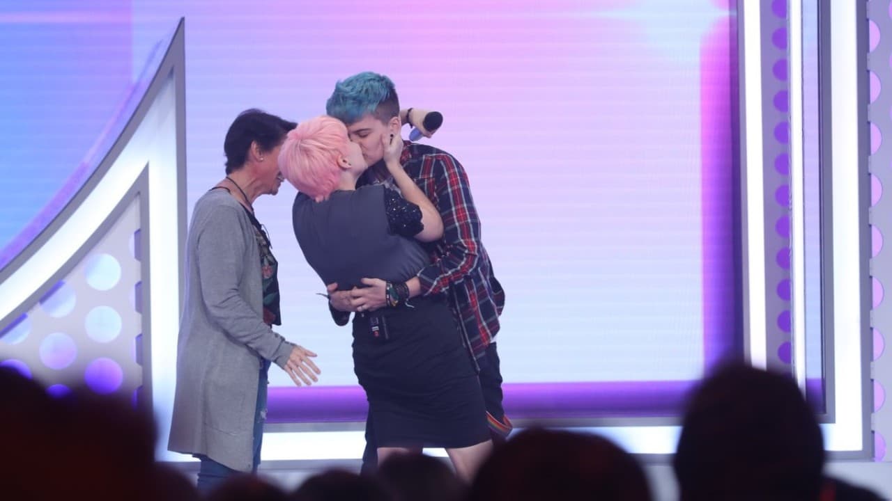 Un beso en televisión entre una concursante y su novio transgénero conmueve a España