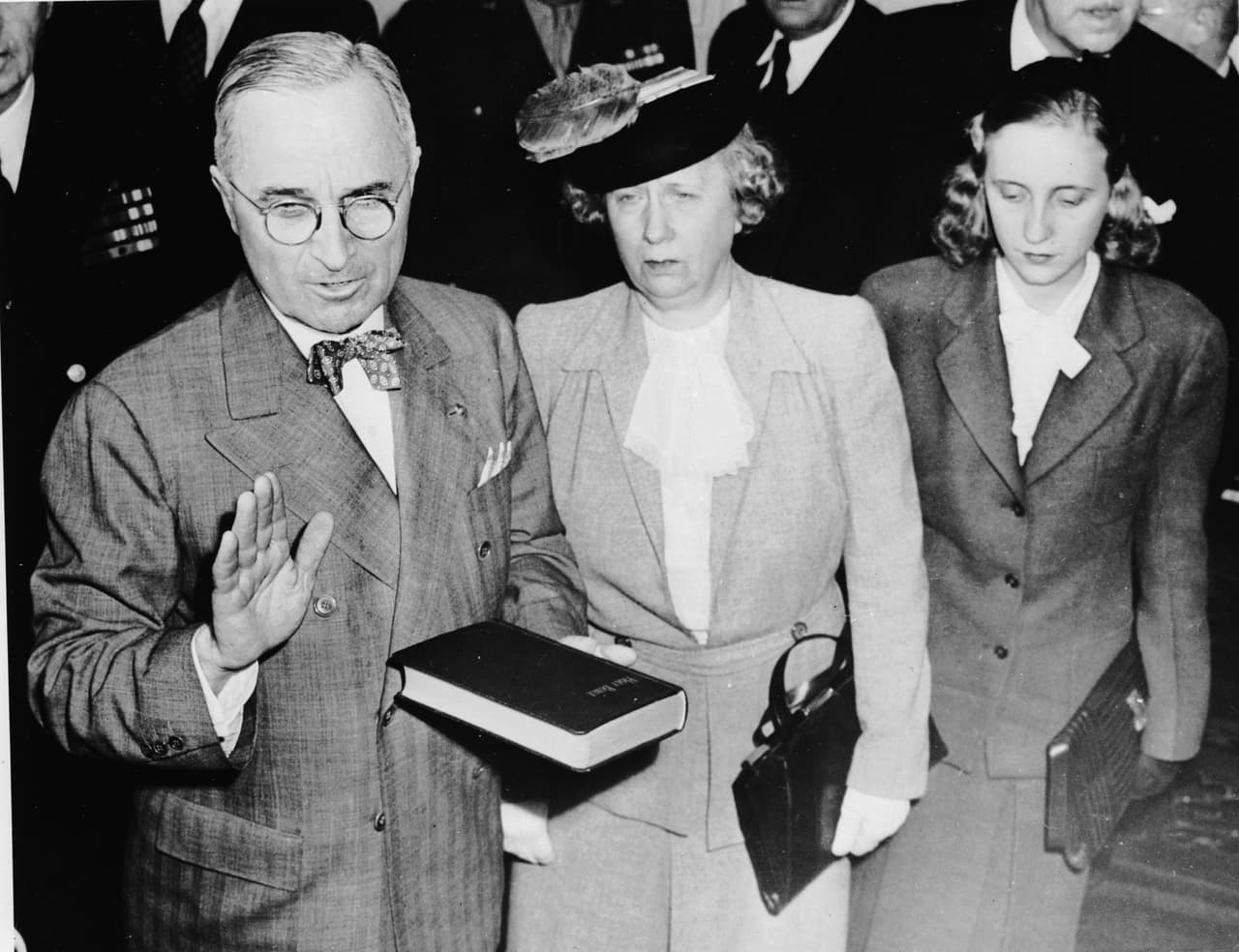 La primera juramentación de Harry Truman en el salón del Gabinete de la Casa Blanca, el 1 de abril de 1945. Truman era vicepresidente cuando Roosevelt murió a punto de finalizar la guerra y fue juramentado inmediatamente.
