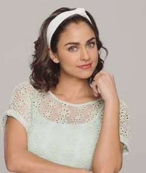 Será la novel actriz Claudia Martín, quien protagonice la nueva versión de 'Esmeralda' que Ignacio Sada Madero prepara para fines de 2017. ¿Logrará esta debutante estar a la altura de un personaje tan icónico, o de las actrices magníficas que estuvieron antes que ella frente a las cámaras?