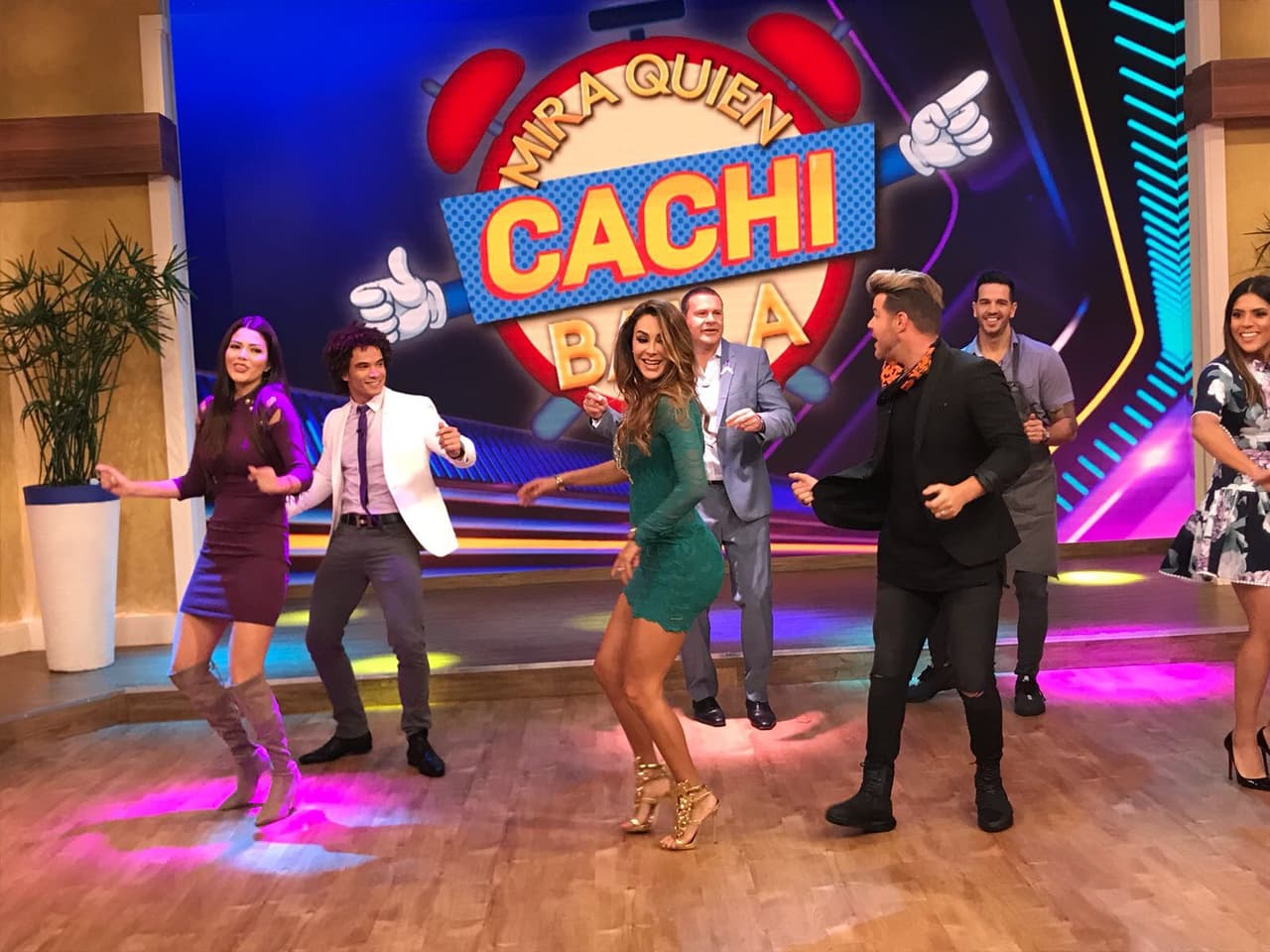 Ninel deleitó a todos los caballeros con los movimientos de sus curvas.