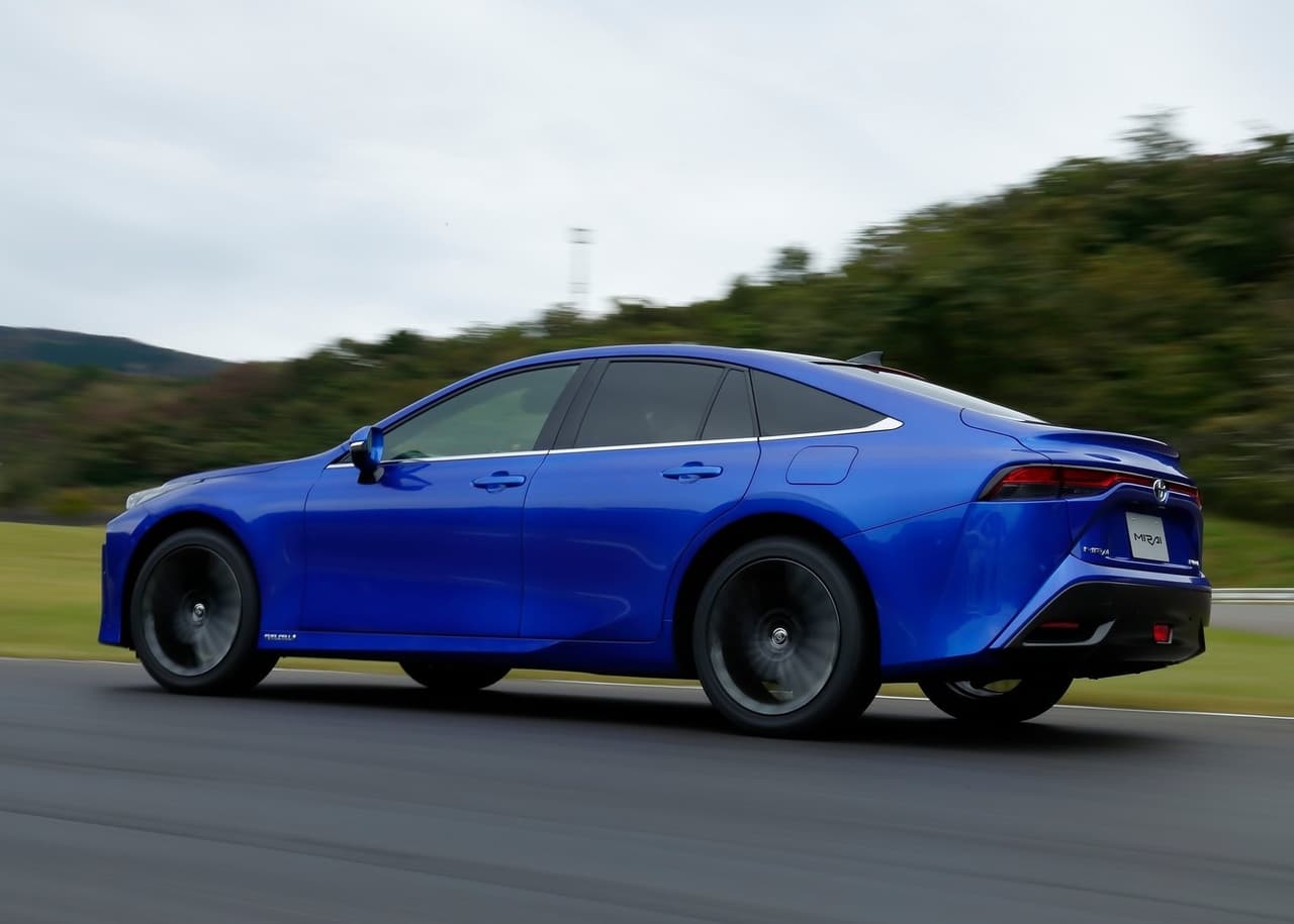En total, el Mirai es capaz de almacenar 12.3 libras de hidrógeno que se traducen a 400 millas (644 km) de alcance, un aumento del 30% sobre el modelo saliente.