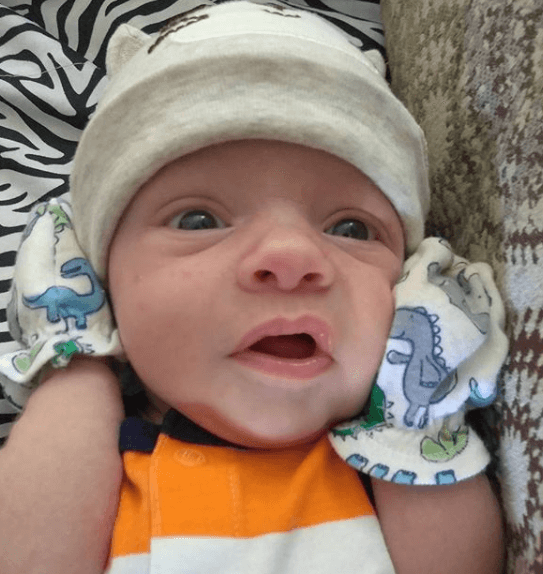 Desde sus primeros días, mostró que heredó el carisma de su padre al conmover a sus seguidores con tiernas imágenes.