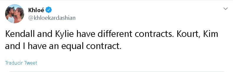 "Kendall y Kylie
<b><a href="https://www.univision.com/entretenimiento/kendall-no-es-la-mas-adinerada-del-clan-kardashian-jenner-pero-si-es-la-modelo-mejor-pagada-del-mundo-segun-forbes-fotos" target="_blank">tienen contratos diferentes</a></b>. 'Kourt' (Kourtney), Kim y yo tenemos un contrato igual",
<b><a href="https://twitter.com/khloekardashian/status/1203871741870669824?ref_src=twsrc%5Etfw%7Ctwcamp%5Etweetembed%7Ctwterm%5E1203871741870669824&ref_url=http%3A%2F%2Fwww.justjared.com%2F2019%2F12%2F09%2Fkhloe-kardashian-clarifies-how-the-kardashian-kutwk-contracts-differ-from-kendall-kylie-jenners-contracts%2F" target="_blank">señaló Khloé</a></b>, sin dar mayores detalles sobre las condiciones o montos.