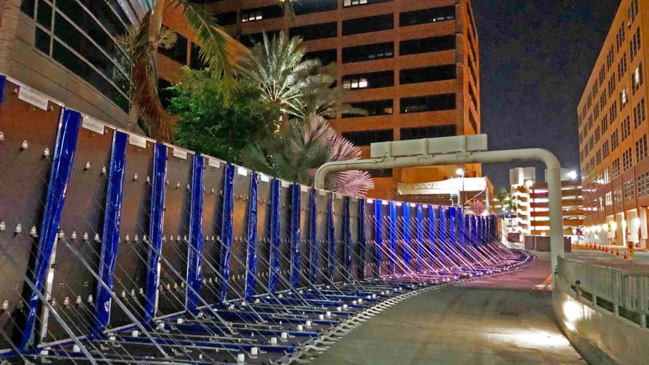 Las barreras de AquaFence bloquearon la entrada de agua durante el huracán.