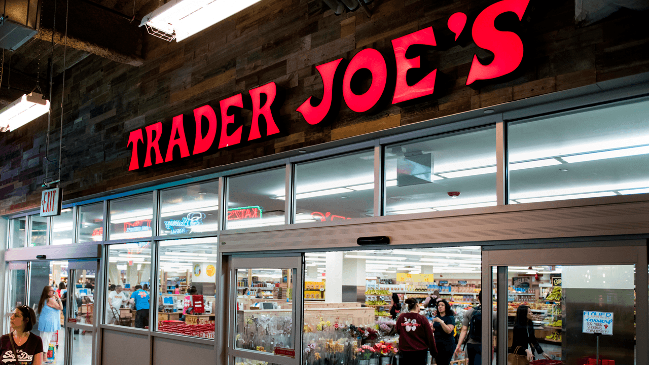 Trader Joe's está abandonando su mandato de máscaras para compradores completamente vacunados. "Alentamos a los clientes a seguir la guía de los funcionarios de salud, incluidas, según corresponda, las pautas de los CDC que aconsejan a los clientes que están completamente vacunados que no deben usar máscaras mientras compran", dijo la compañía en un comunicado.