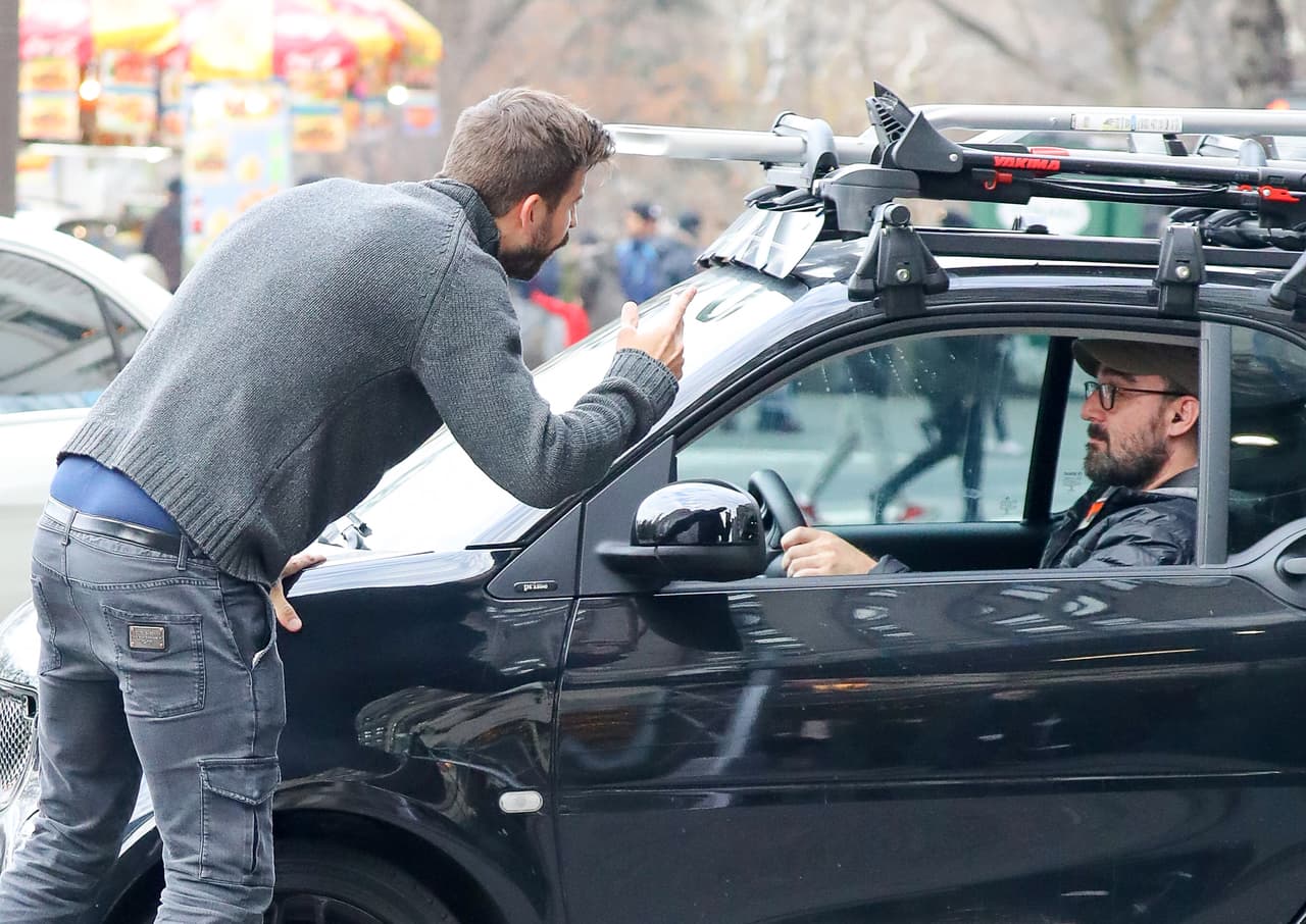 Y entre paseo y paseo Piqué le puso un alto a los paparazzi que lo estaban persiguiendo por las calles de la metrópolis.