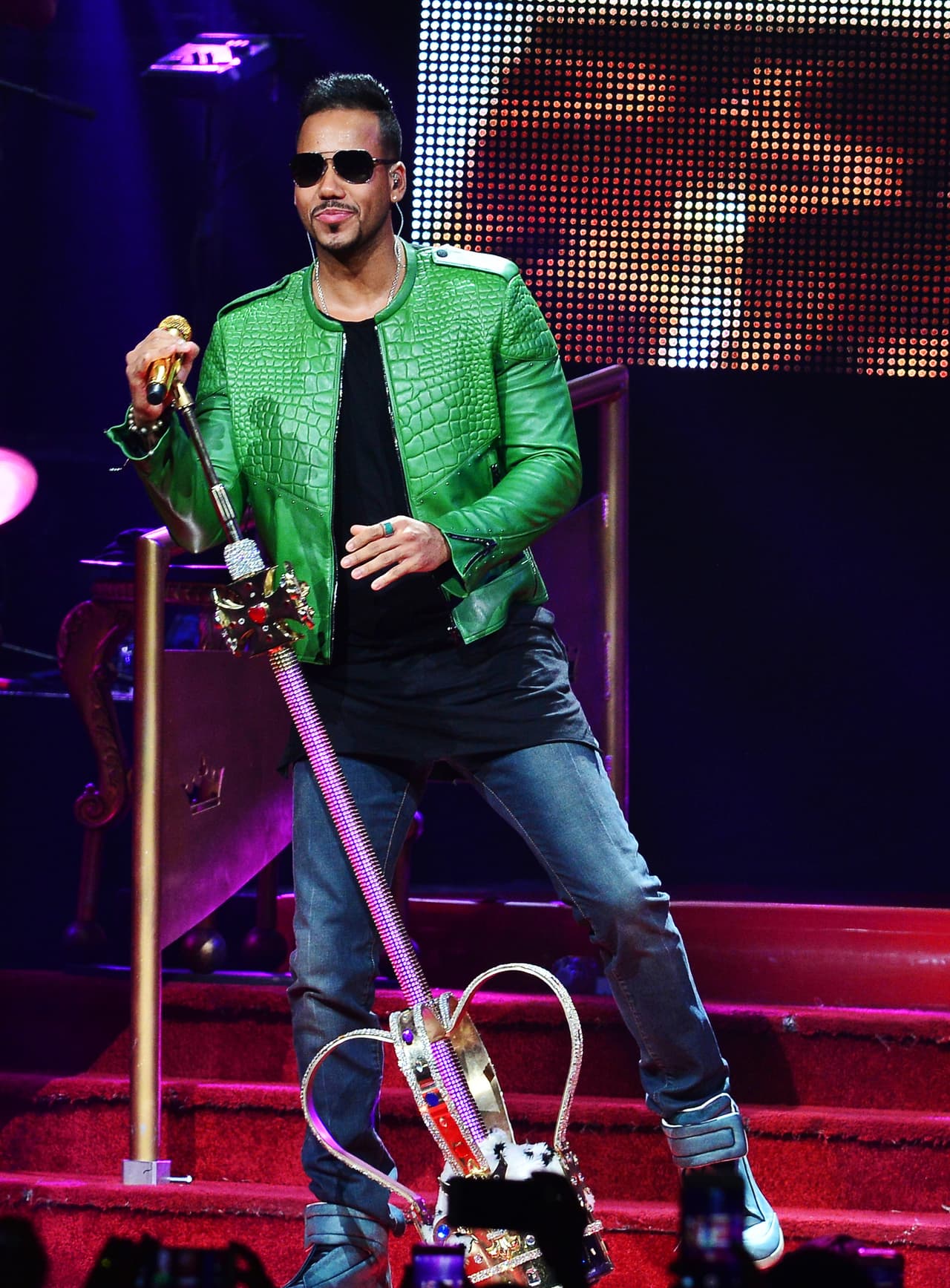 Si el premio al 
<b>Artista Premio Lo Nuestro del Año</b> lo tiene que ganar 
<b>Romeo Santos</b>, exprésalo con 
<b><a href="http://www.univision.com/especiales/premio-lo-nuestro/vota" target="_blank">tu voto</a></b>.