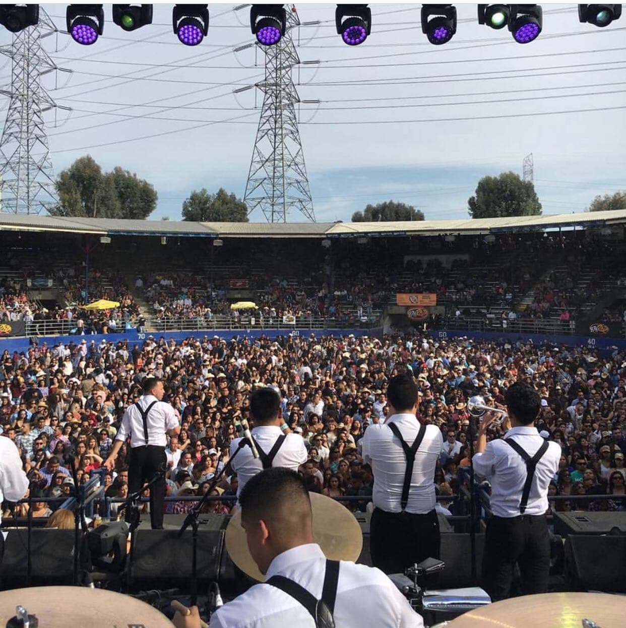 El nombre de La Maravillosa fue una decisión grupal, ya que todos coinciden en que a pesar de que algunos no son residentes legales, pues llegaron muy niños al país, han tenido una vida maravillosa y desean que les vaya igual en su carrera musical.