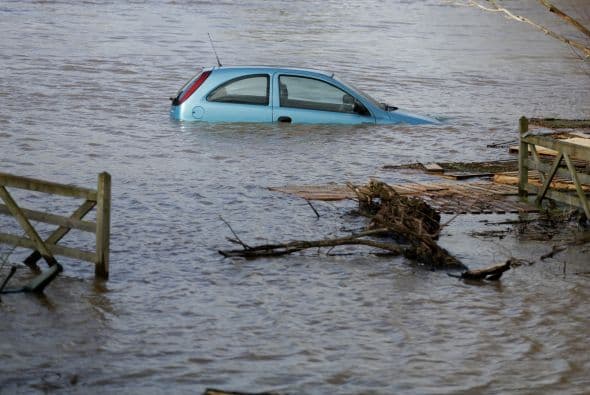 Un coche se encuentra sumergido en el agua tras la inundación en una propiedad en Burrowbridge , Inglaterra.