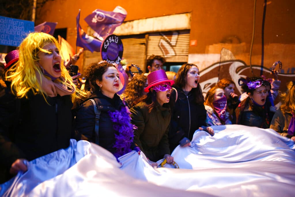 <b>Turquía</b>
<br>
<br>Las mujeres de ese país también salieron a las calles. La policía antidisturbios instaló barricadas y disparó gas pimienta para impedir a más personas que se unieran a la marcha.