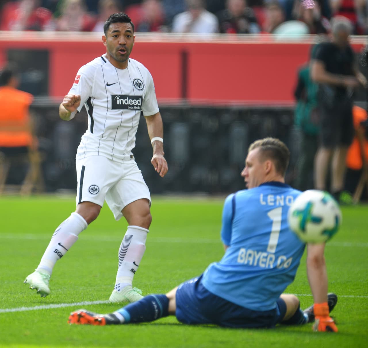 Muy pronto, tan solo tres minutos después, el turno fue para el mexicano Marco Fabián de emparejar el marcador para el Frankfurt.