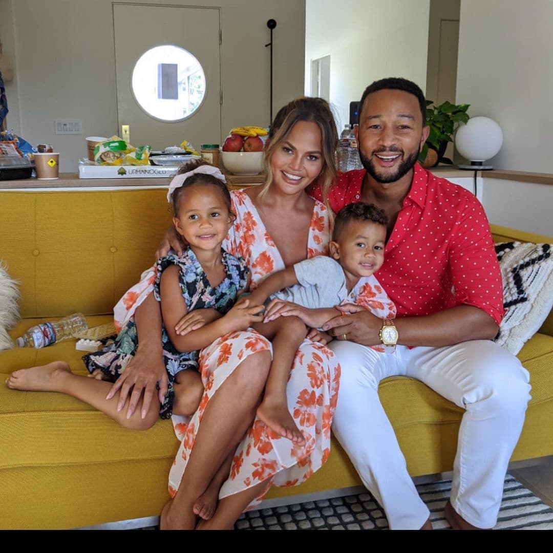 Chrissy Teigen fue elogiada por John Legend por ser la mejor madre para sus hijos.