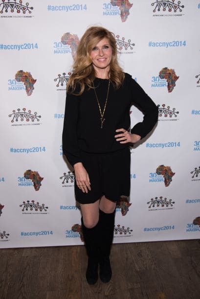 Si la cena con tu familia es más relajada, el look de Connie Briton, con un suéter y bota larga es una buena opción.