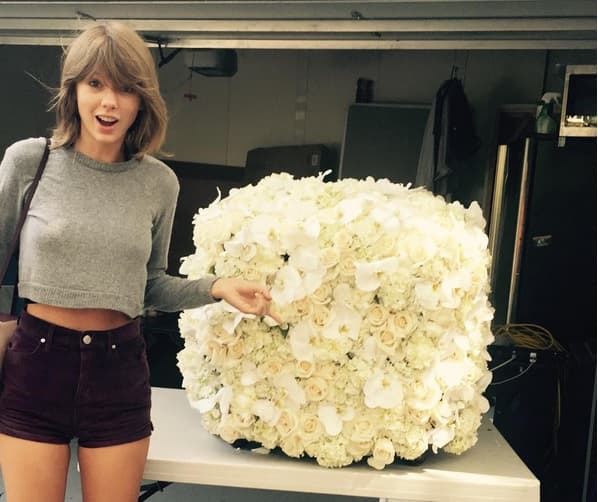 Esta fue la cara de Taylor Swift al recibir las flores que Kanye West le mandó. Tan emocionada estaba que lo compartió en Instagram: “Awww Kayne me mando las mejores flores!. #KanTay2020“...