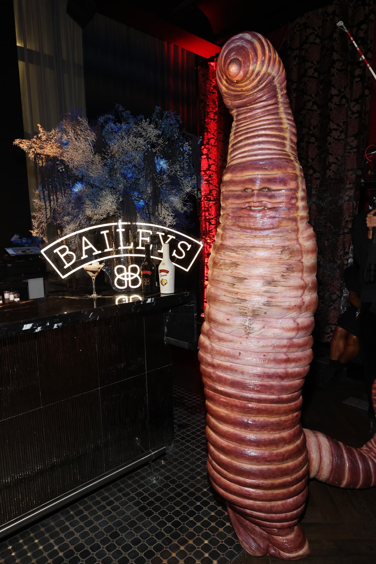 Después de una pausa por la pandemia, este 31 de octubre, Klum volvió a citar a sus amigos famosos a la extraordinaria fiesta que ofreció en Nueva York, en donde recibió a grandes estrellas disfrazada como una lombriz gigante.