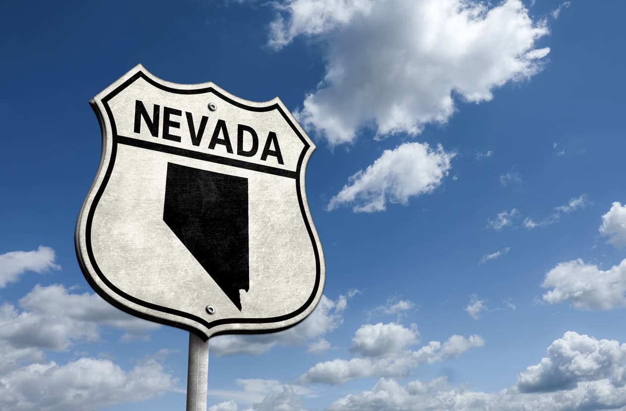 <b>Puesto 15 de las ciudades donde el salario rinde más | Henderson, Nevada</b>
<br>
<br>🔘 El ingreso promedio anual de un hogar en esa ciudad es de $75,430.
<br>🔘 Los cheques que recibe un hogar quincenalmente ascienden a $2,901.
<br>🔘 El monto de cubrir las necesidades básicas es de $1,465.
<br>🔘 Por ello, sobran $1,436 de cada cheque.
