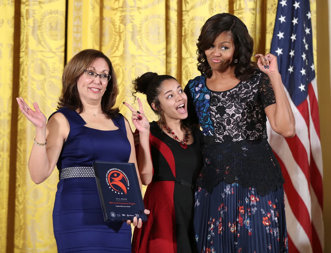 Michelle Obama premia a programas  extracurriculares de artes y humanidades