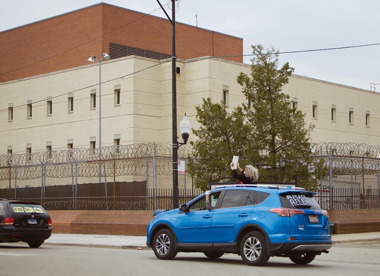 “Nos solidarizamos con todas las personas encarceladas, y esperamos que nuestra acción les permita a ellos y a sus familias saber que no son olvidados. Las personas en todo el Condado Cook luchan por su salud y libertad. Nuestros funcionarios electos sabían lo que venía y no actuaron, poniendo en riesgo innecesariamente la vida de miles de personas. Cualquier cosa que no sea una liberación masiva resultará en un daño evitable y dejará sangre en manos de los funcionarios electos ", dijo Mónica Cosby de las Madres Unidas Contra la Violencia y el Encarcelamiento.