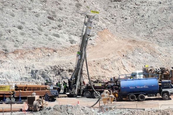"Ansiedad, sociológicamente, es una emoción negativa cuyo núcleo es el miedo...ansiedad estos mineros no tienen, sólo tienen fe, esperanza, optimismo, entusiasmo", replicó Ibáñez cuando periodistas le consultaron sobre la percepción de parientes de los mineros que dicen verles, aunque enviando saludos con sus manos, un poco tristes y ansiosos.