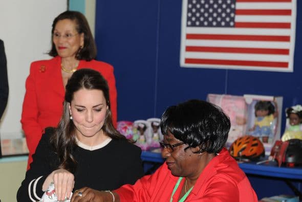 Pero además de las envolturas, disfrutó de convivir con los jóvenes y niños que el centro atiende.