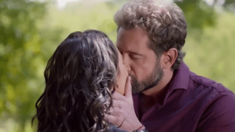 La pareja no la tendrá fácil, pues la suegra y su cuñada Graciela, interpretada por Kimberly Dos Ramos, tienen planes muy distintos para los viñedos y para la vida amorosa de David.