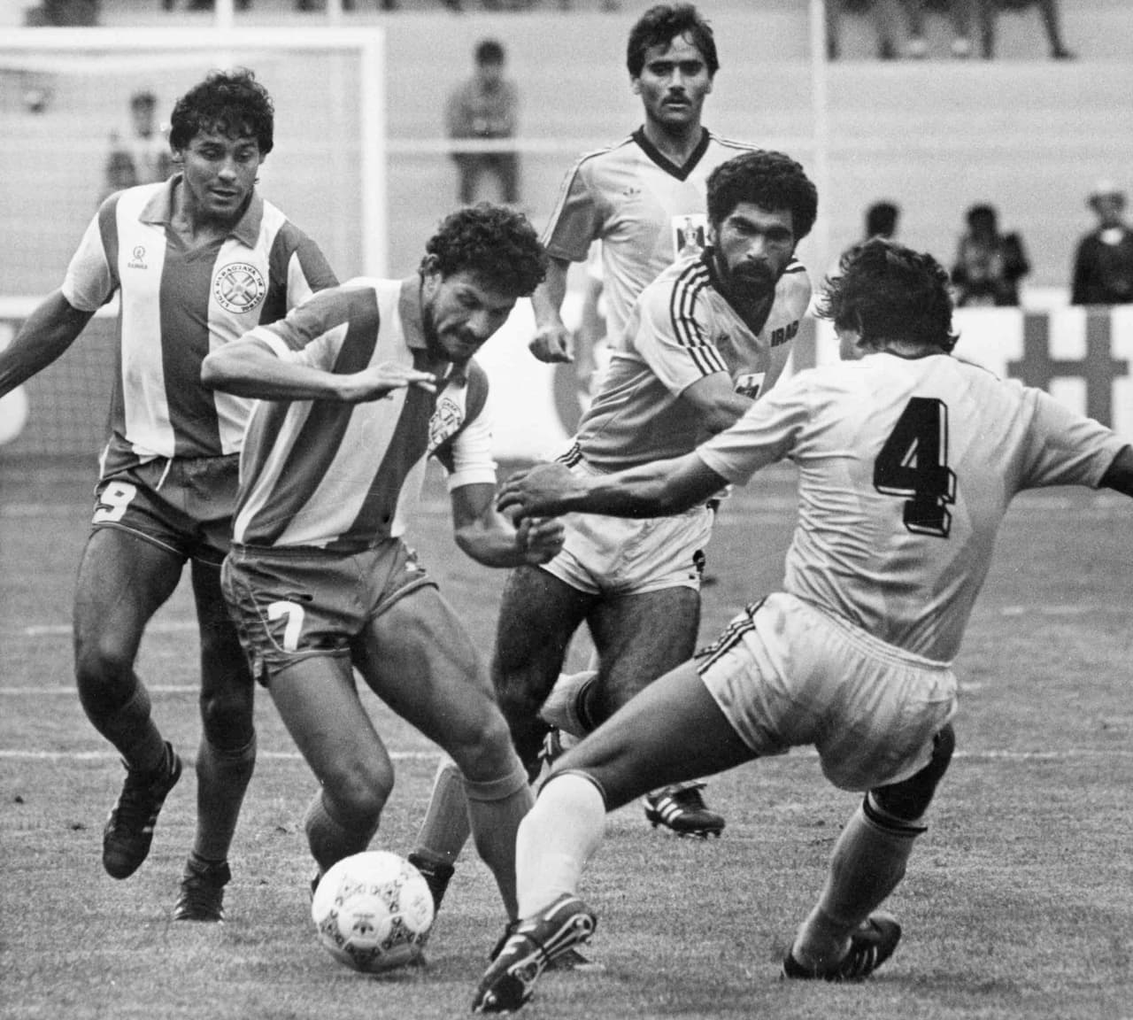 El paraguayo Roberto Cabañas (atrás a la izquierda, 9), que jugó en América de Cali en Colombia, Boca Juniors, el Cosmos de Nueva York y en la selección de su país, murió el 9 de enero, a los 55 años.