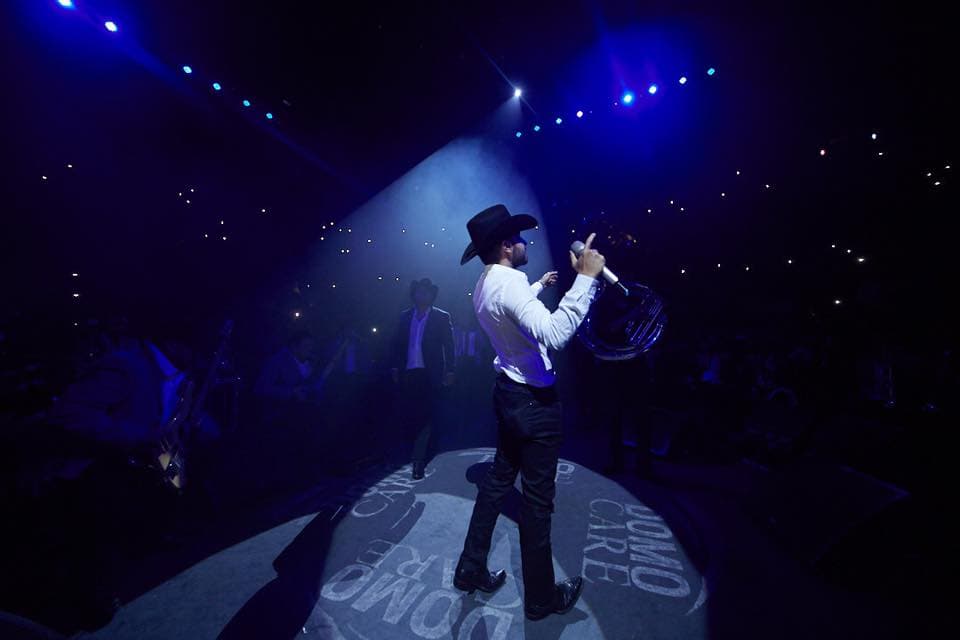 Este tema es de la inspiración de Joss Favela y Luciano Luna, siendo Julión Álvarez quien lo convirtiera en un éxito.