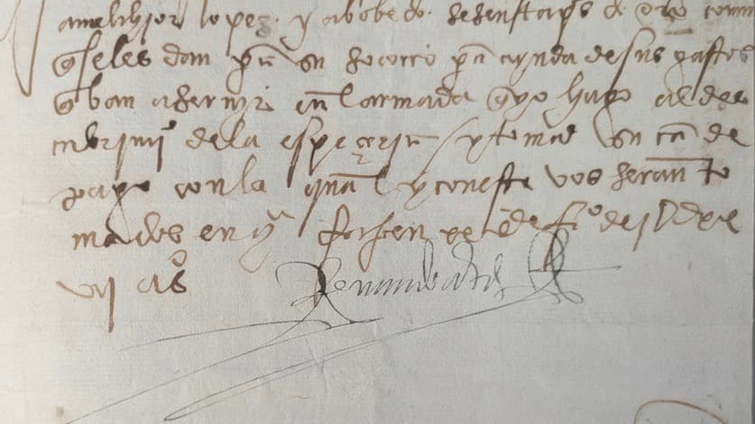 Esta imagen proporcionada por el FBI muestra el frente de una carta escrita por el conquistador español Hernán Cortés del 20 de febrero de 1527 que fue regresada al gobierno de México el miércoles 13 de agosto de 2025 por el FBI.