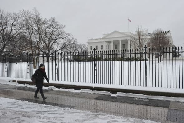 El frente de la Casa Blanca se ve más blanco que nunca a causa de la nieve.