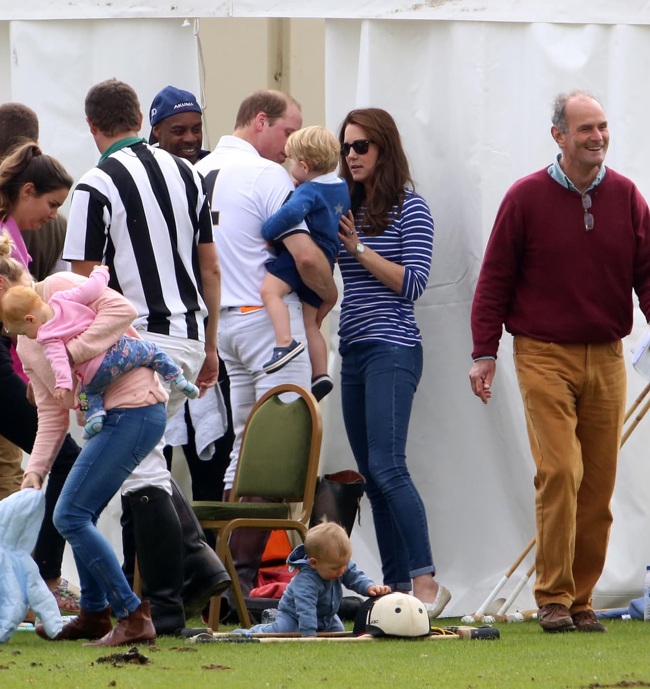 De inmediato se le fue a los brazos.