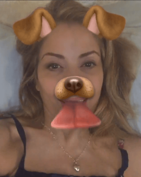 La Trevi se transformó en un perrito muy travieso.