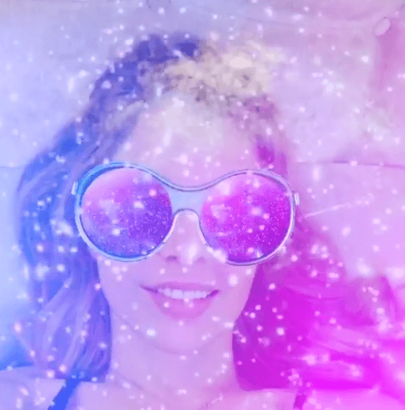 ¡Muchos brillos! Esta mujer es una seguidora de los efectos en sus cuentas y la verdad es que hasta pintada de rosa se ve muy linda.