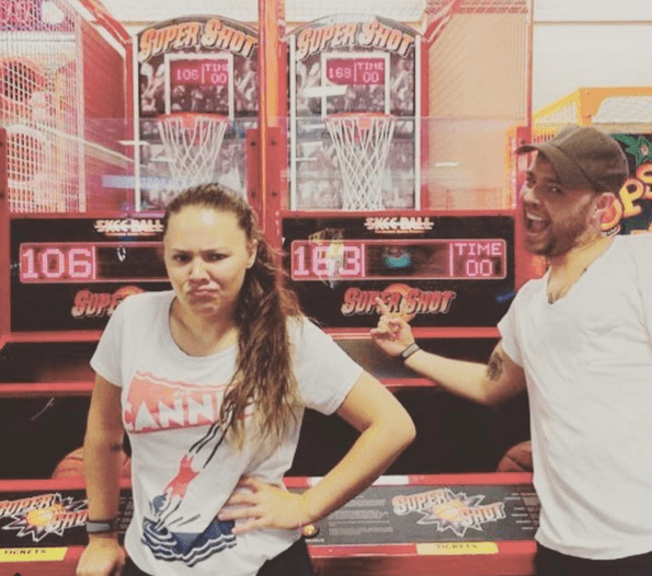 ¡Vaya! Parece que Joy no es una buena perdedora, su hermano le ganó y ella hace gestos.