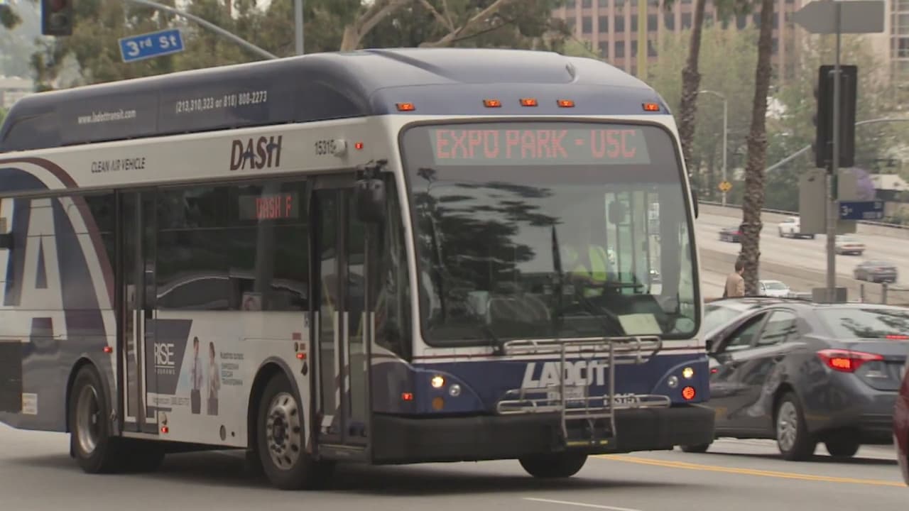 Estudiantes del LAUSD y LACCD obtendrán transporte gratuito por un año