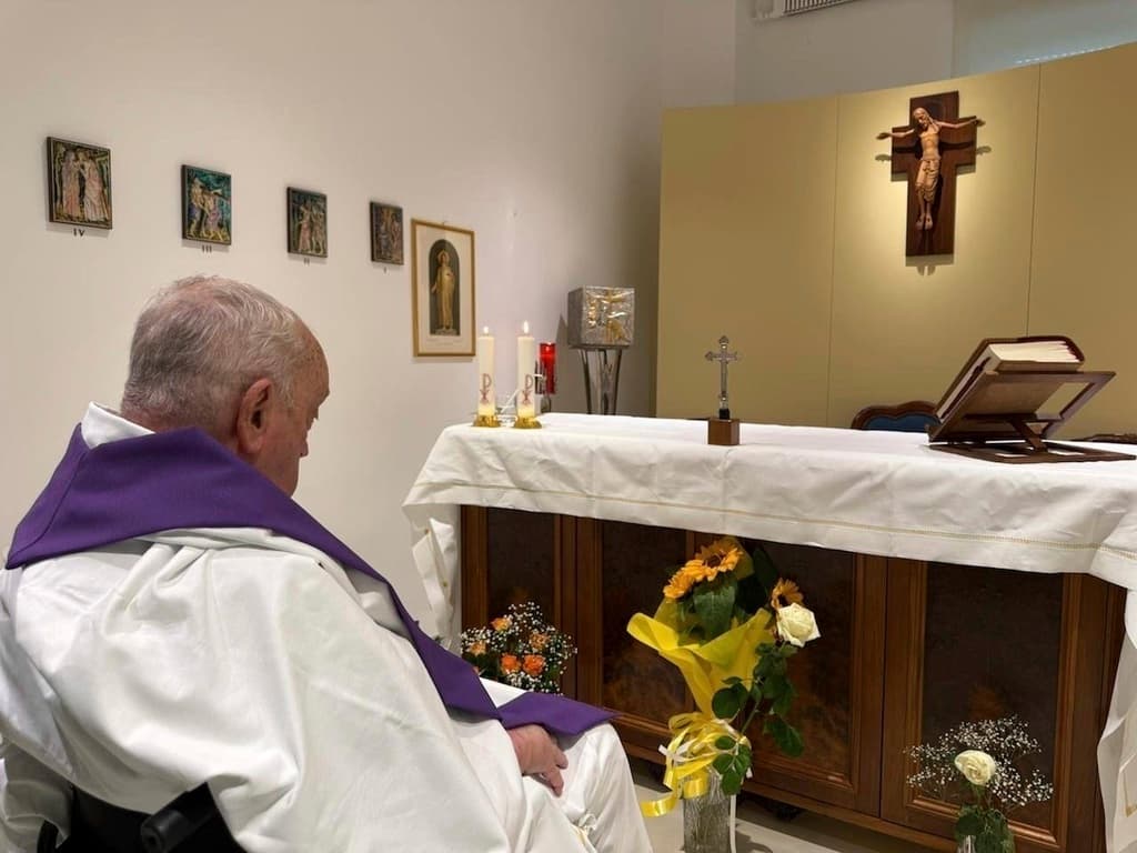 El Vaticano difunde por primera vez en un mes una foto del papa Francisco en el hospital