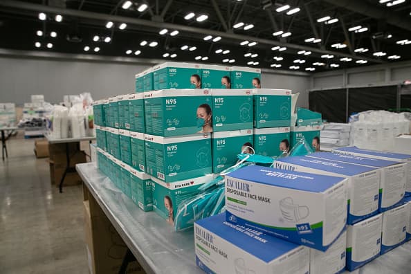 Las mascarillas que proporciona el estado son las N95, que tienen cinco capas de material protector. Estas brindan más protección que las mascarillas quirúrgicas y de tela.