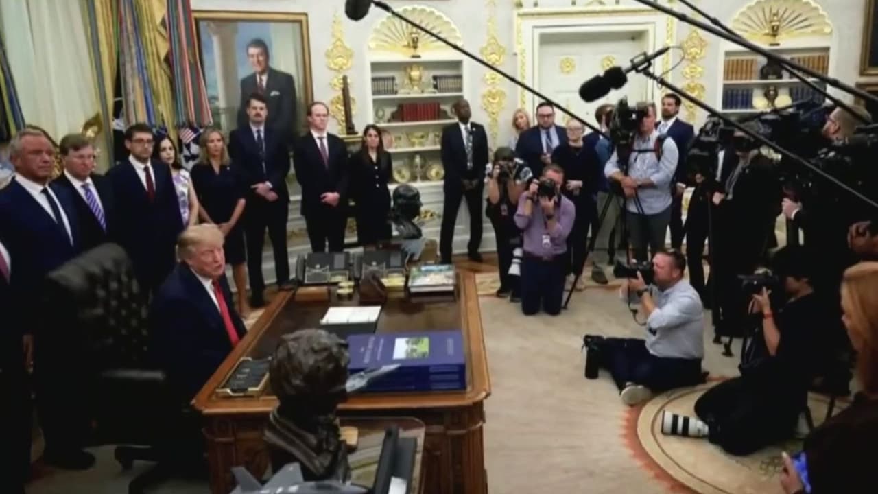 Los periodistas que fueron vetados de la Casa Blanca y han regresado, ¿pueden volver a enfrentar restricciones?