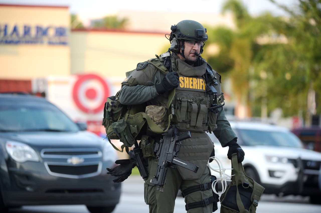 Un miembro del departamento SWAT de la policía de Orange County, arriba a la escena