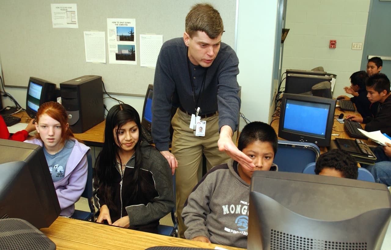 ** ADVANCE FOR WEEKEND EDITIONS, FEB 26-27 **Teacher Daniel Jamsa, center, teaches Internet research skills to Noberto Mendoza, with Haile Lacy and Yolanda Ramirez, from left,in a computer lab. at the Grant Community School in Salem, Ore., Thursday, Feb 24, 2005. (AP Photo/Greg Wahl-Stephens)