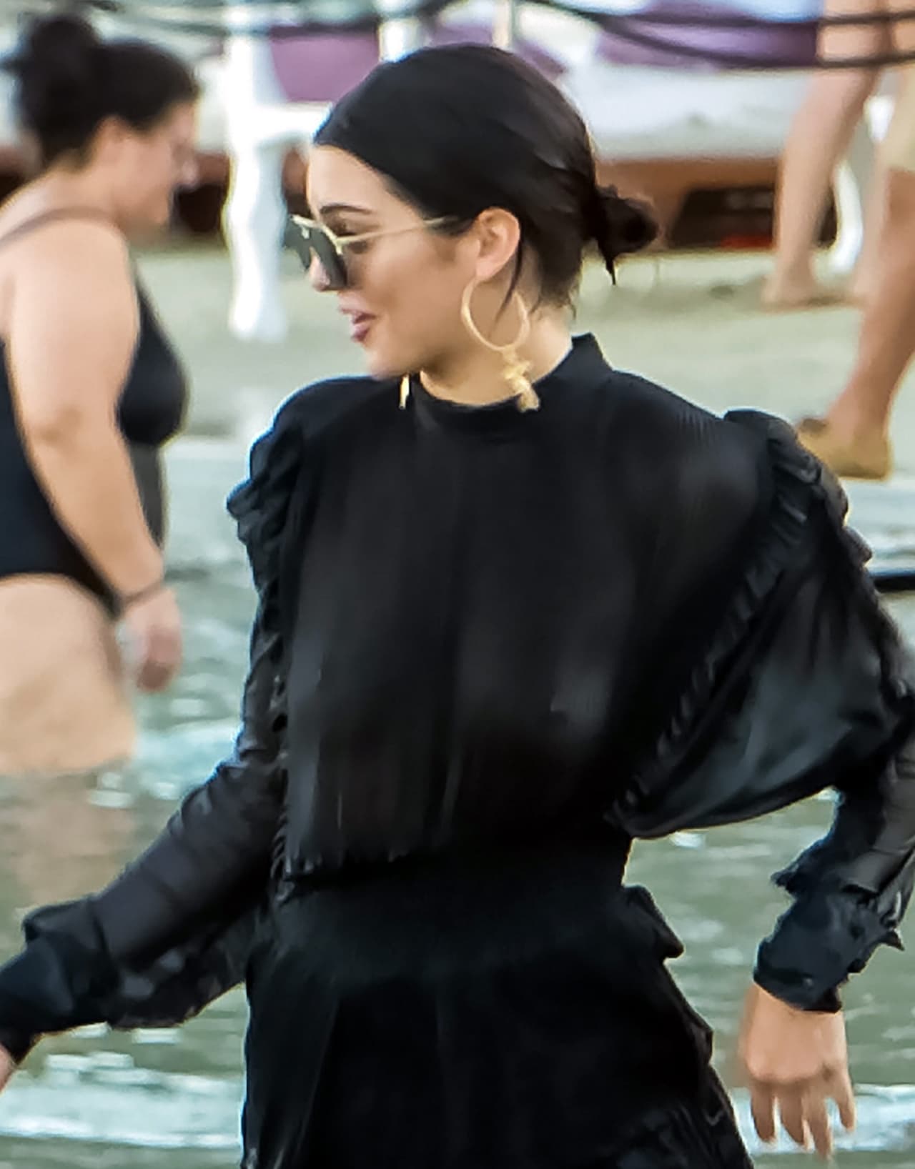 El clima en Mykonos, Grecia, está este verano por encima de los 80 grados farenheit. Sin embargo, Kendall Jenner se metió al mar con un vestido negro, largo y con los brazos cubiertos junto a su amiga su Bella Hadid.