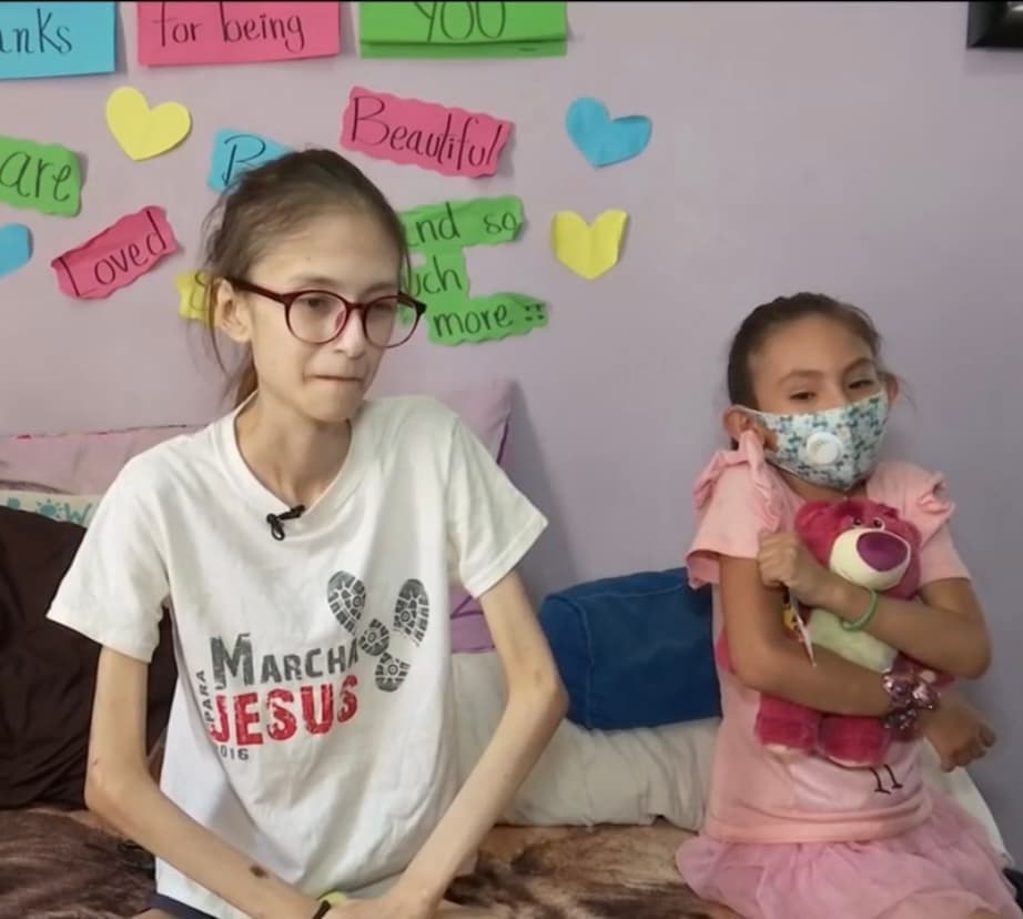 Sin embargo, por más dolor en el cuerpo que pueda sentir, para Ada su mayor desesperación pasa por 
<b>no poder atender a su hija debido a su frágil condición que la obliga a pasar varios días en la cama sin poder moverse.</b>
<br>“Me da mucho coraje y mucha frustración por no poder hacerlo; es mi única hija”, dice Ada quien ha decidido no rendirse y se ha entregado a su fe en Dios para mantener la esperanza de un día tener una vida normal con Jimena. 
<br>