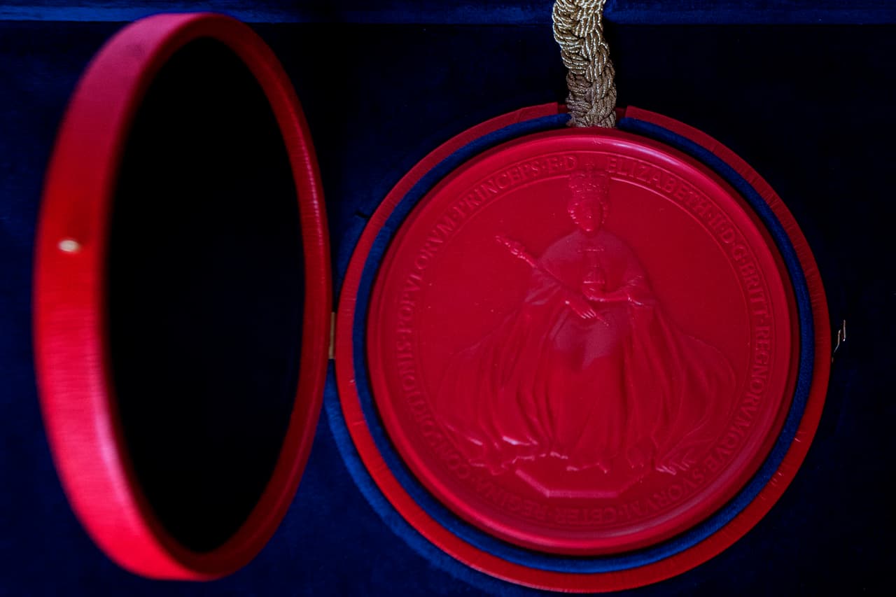 Como lo establece la ley, el consentimiento fue grabado en "libro del Consejo Privado" y sellado con el "Gran Sello Real" y será entregado a los novios una vez hayan contraído matrimonio.