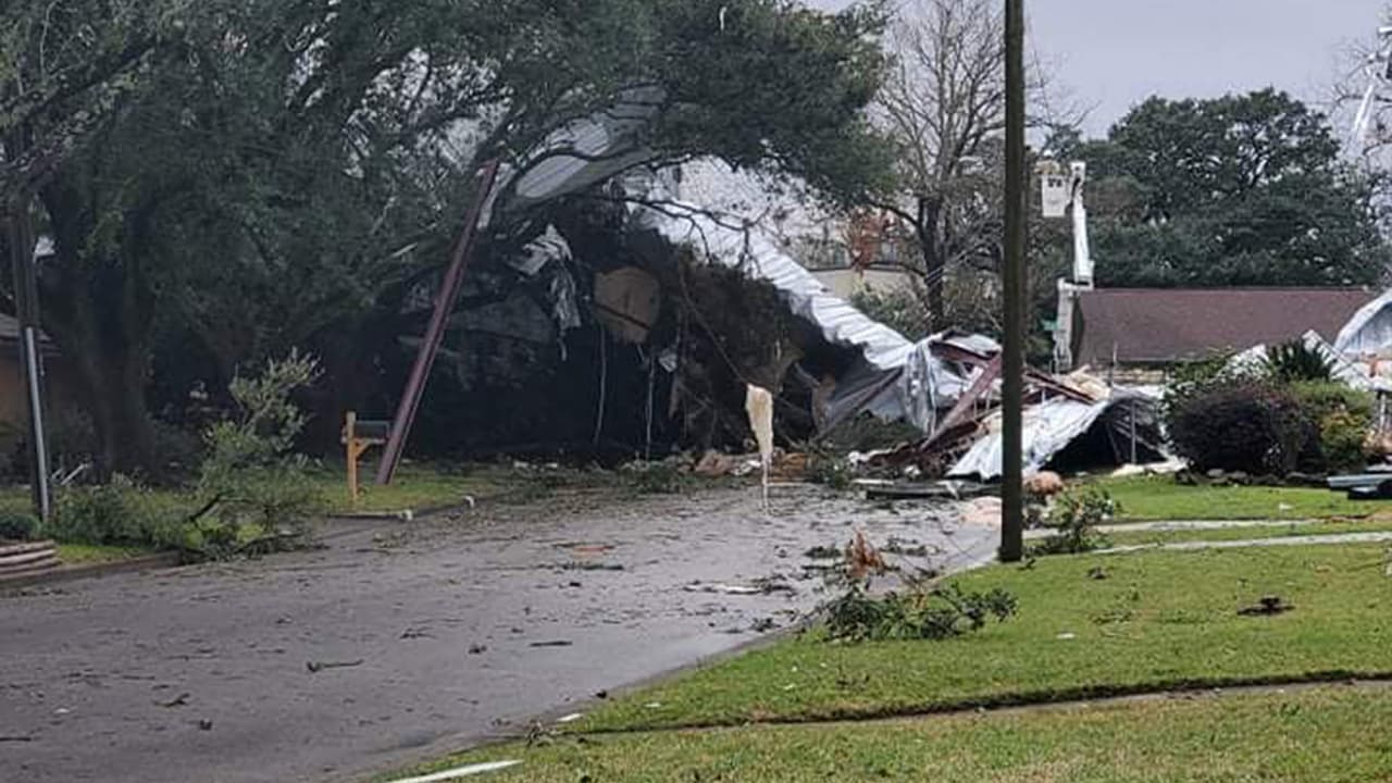 <a href="https://www.cdc.gov/nceh/features/tornadosafety/index.html" target="_blank">Los CDC</a> recomiendan buscar un refugio porque la caída y los escombros que vuelan causan la mayoría de las muertes y lesiones durante un tornado. Evite habitaciones con ventanas y tenga a la mano un teléfono para llamar al 911 en caso de una emergencia.