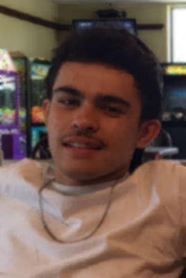 <h3 class="cms-H3-H3">Enrique Rios</h3>
<br>
<br>Enrique Ríos, un hispano de Esparto, California, fue reportado como desaparecido por su madre el 19 de octubre de 2016, cuando él tenía 16 años. 
<br>
<br>Según algunos documentos judiciales, un menor y tres adultos fueron acusados de los siguientes presuntos delitos tras la desaparición de Ríos: asesinato, cómplice de un delito mayor, secuestro y realce por uso de arma mortal, cometer múltiples asesinatos y cometer un asesinato durante la comisión de un secuestro.
<br>
<br>El FBI ofrece 
<a href="https://www.fbi.gov/wanted/kidnap/enrique-rios" target="_blank">una recompensa de hasta 5,000 dólares</a> por información que conduzca a la ubicación de Enrique Ríos, quien hoy tiene 21 años.