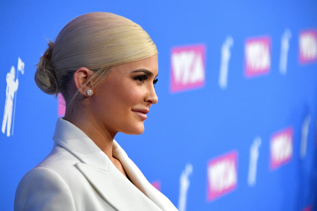 El mes pasado, Kylie Jenner logró obtener una 
<b><a href="https://www.univision.com/famosos/kylie-jenner-obtiene-una-orden-de-restriccion-contra-un-fan-obsesionado-que-entro-a-su-casa-esta-semana-fotos">orden de restricción</a></b> contra un hombre, que ahora se sabe es Brandon Sevilla, quien logró burlar la seguridad y llegó hasta la puerta principal de su hogar en California.