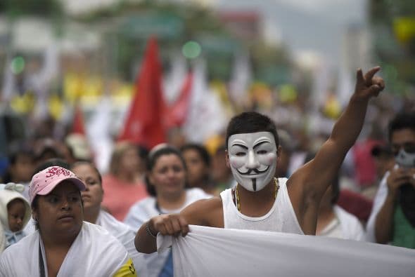En su paso gritaban consignas al tiempo que pedían la libertad de presos políticos.