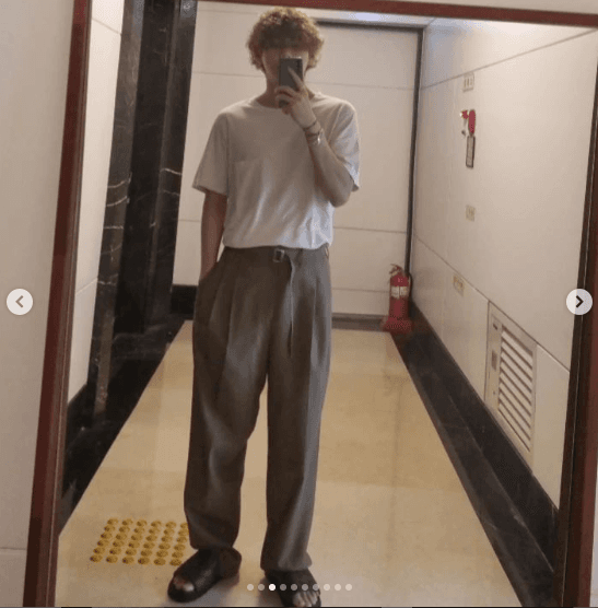 El cantante y compositor surcoreano, de ahora 26 años, ha enamorado a sus seguidores con su potente voz y elegante estilo, que presume con frecuencia en su perfil social. Por ejemplo, el 28 de febrero de 2022 mostró cómo ha cambiado su melena con el tiempo.