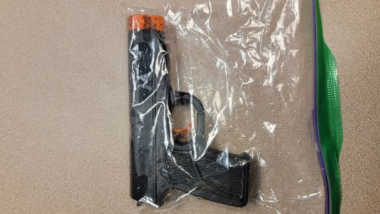 Policía de Casa Grande halla estudiante con un arma falsa mientras investigaba amenazas contra escuela