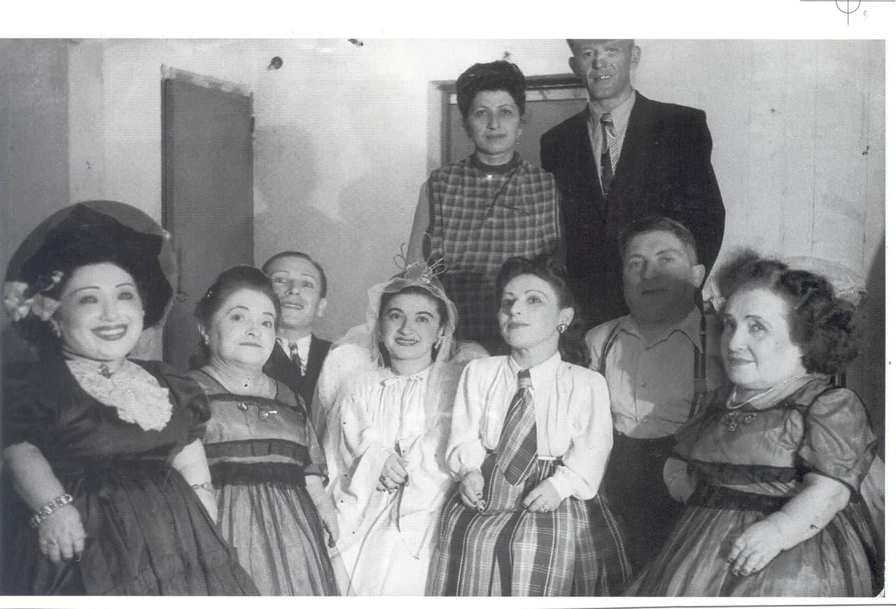 Shimshon Eizik, el padre, era enano y con su primera mujer de tamaño normal tuvo tres hijos, dos niñas y un niño, todos enanos. Luego, cuando volvió a casarse con una mujer de talla normal tuvo tres hijas tan altas como su madre y otros cuatro que se quedaron pequeños. 
<br>