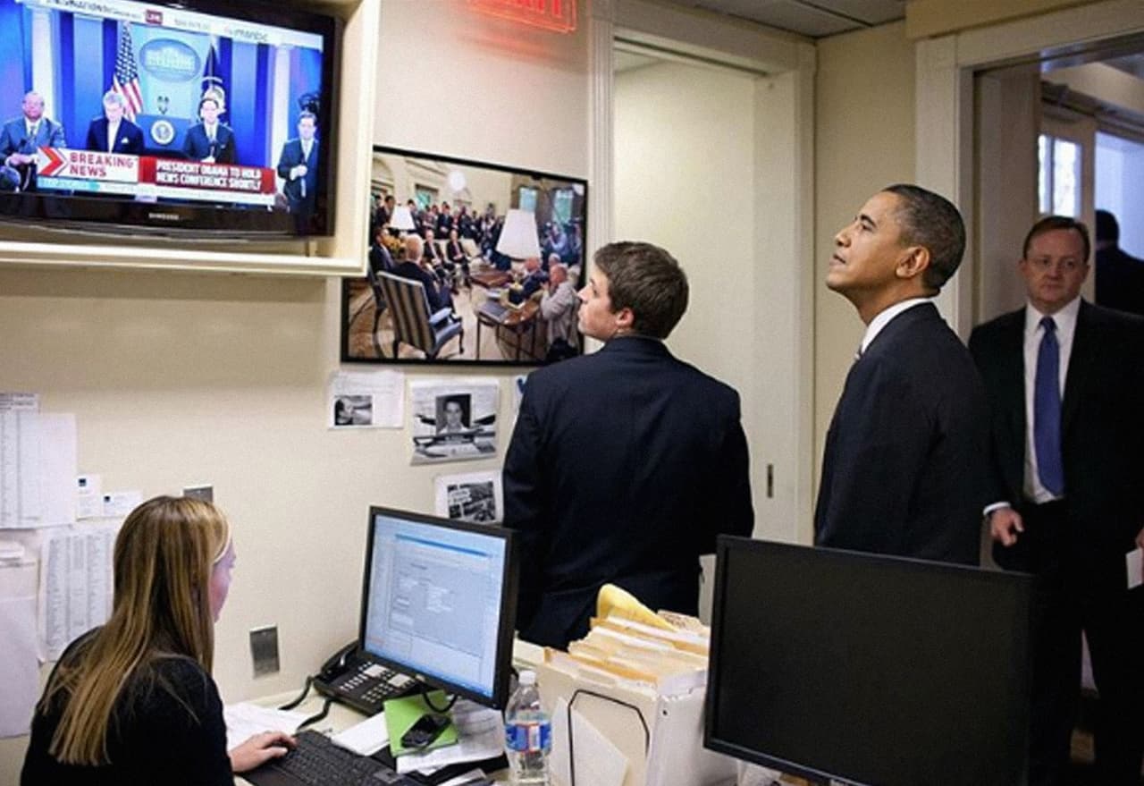 <b>El veto a los medios.</b> El presidente Donald Trump prohibió la entrada de algunos reporteros a sus conferencias de prensa. “Esperando con el secretario de prensa Robert Gibbs, a la derecha, para comenzar una conferencia de prensa en 2010. El New York Times, CNN y Politico estaban presentes, por supuesto, así como Fox News)”.